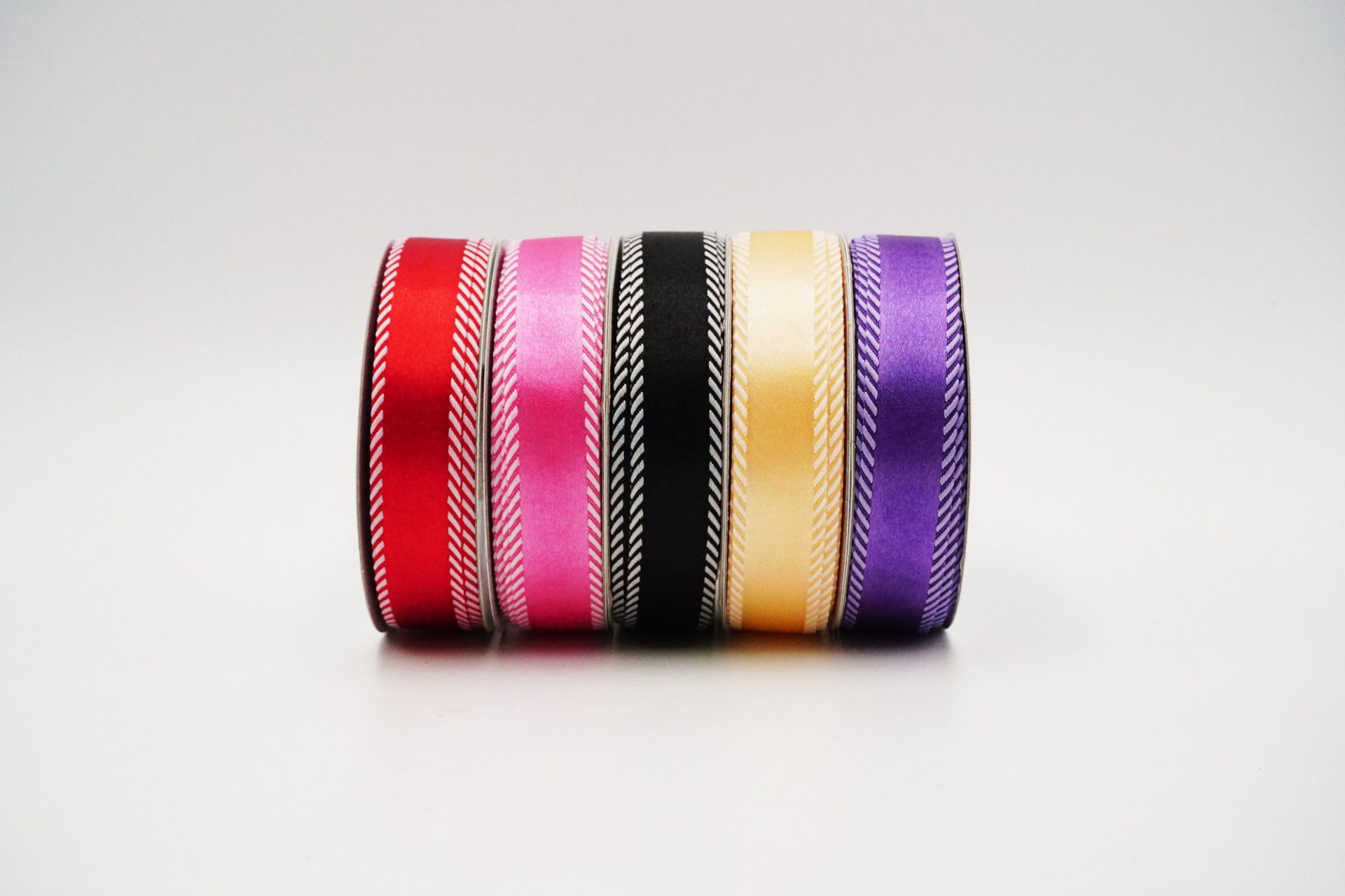 شريط ساتان محبوك بحواف متموجة